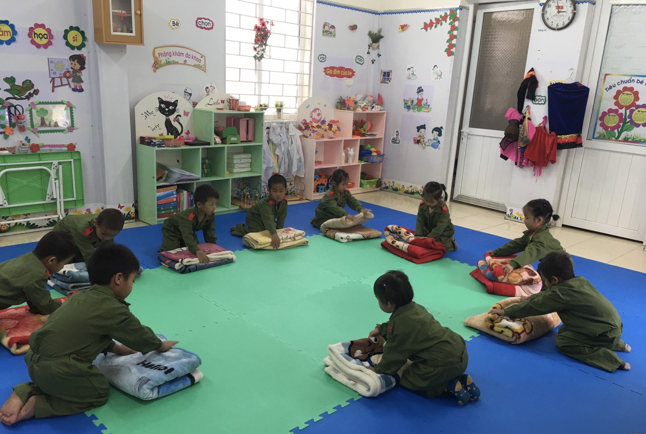 Hoạt động trải nghiệm làm chú bộ đội Lớp mẫu giáo ghép Kê nênh, trường mầm non Họa Mi.