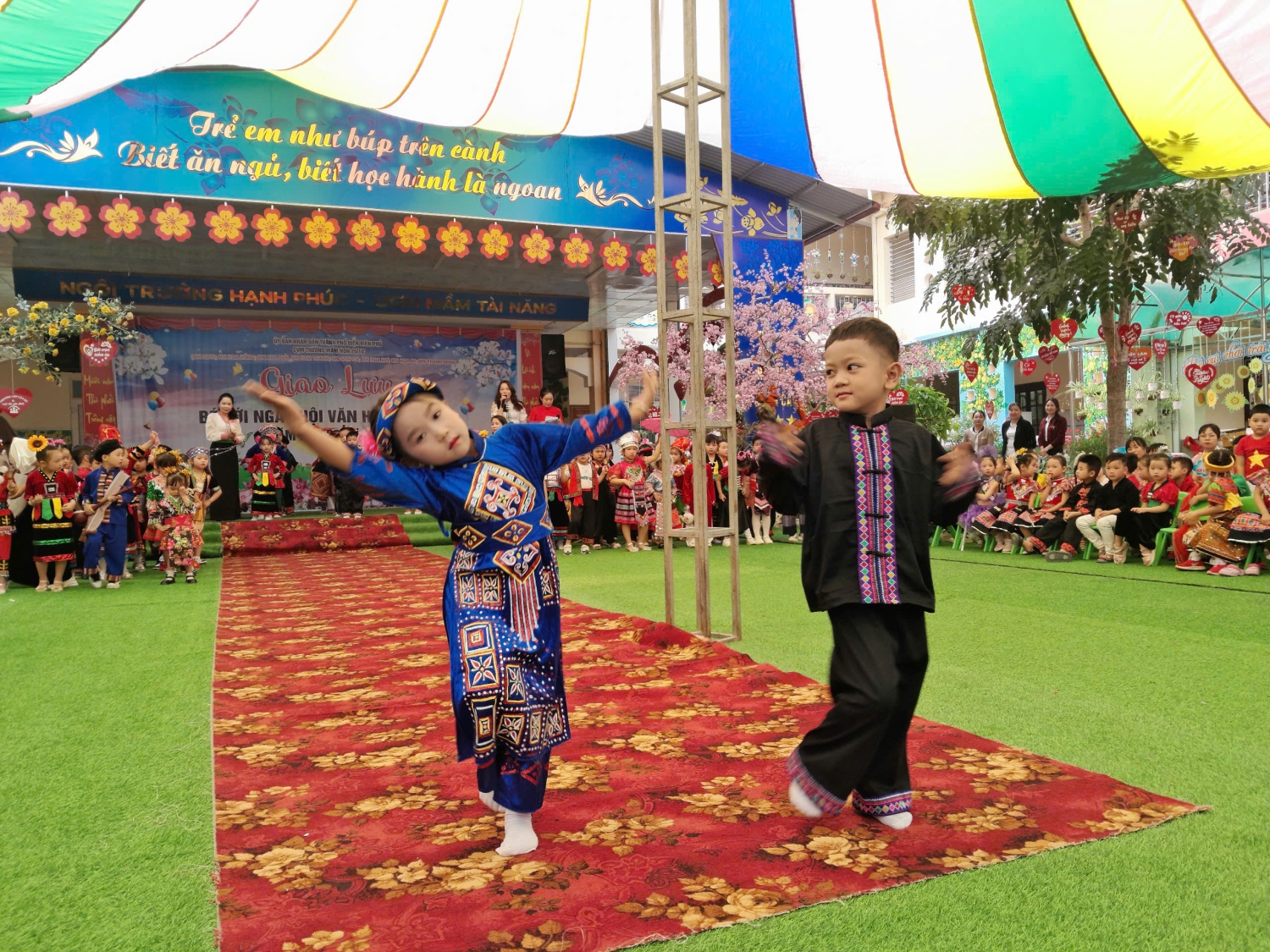 TRƯỜNG MẦM NON HOẠ MI THAM GIA GIAO LƯU “BÉ VỚI NGÀY HỘI VĂN HOÁ CÁC DÂN TỘC” CẤP CỤM NĂM HỌC 2024-2025