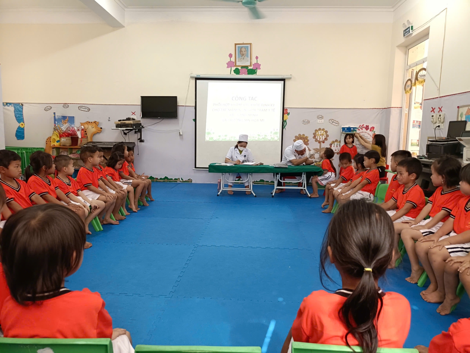 TRƯỜNG MẦM NON HỌA MI PHỐI HỢP VỚI TRẠM Y TẾ XÃ THANH MINH KHÁM SK ĐỊNH KỲ CHO HỌC SINH