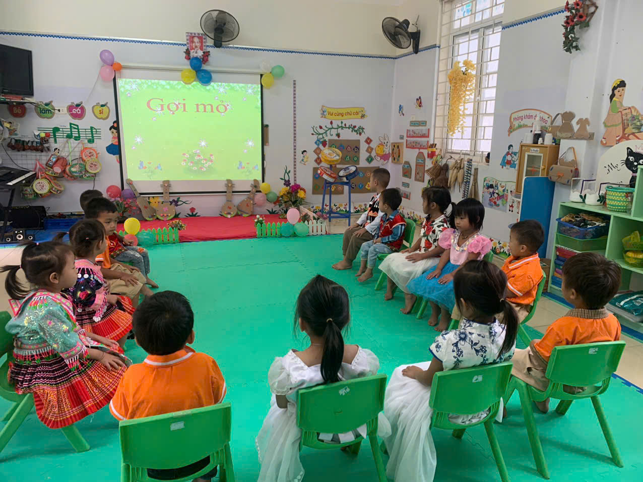 HOẠT ĐỘNG ÂM NẠC CỦA CÁC BÉ LỚP MẪU GIÁO GHÉP 3+4+5 TUỔI KÊ NÊNH TRƯỜNG MN HỌA MI