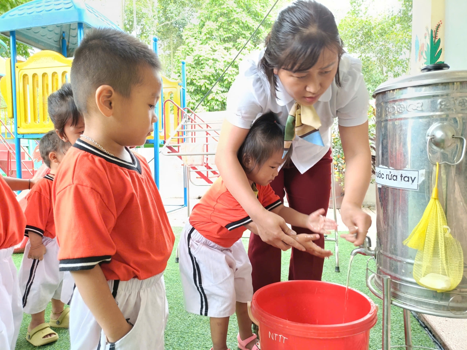 KWS QHIA XYUJ XEEB RAU QLAIS NTXUAV TES => CÔ HƯỚNG DẪN TRẺ NHÀ TRẺ 6 BƯỚC RỬA TAY