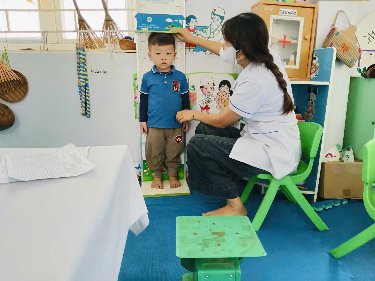 TRƯỜNG MẦM NON HỌA MI PHỐI HỢP VỚI TRẠM Y  TẾ THỰC HIỆN KHÁM SỨC KHỎE LẦN 2 CHO TRẺ NĂM HỌC 2024 - 2025