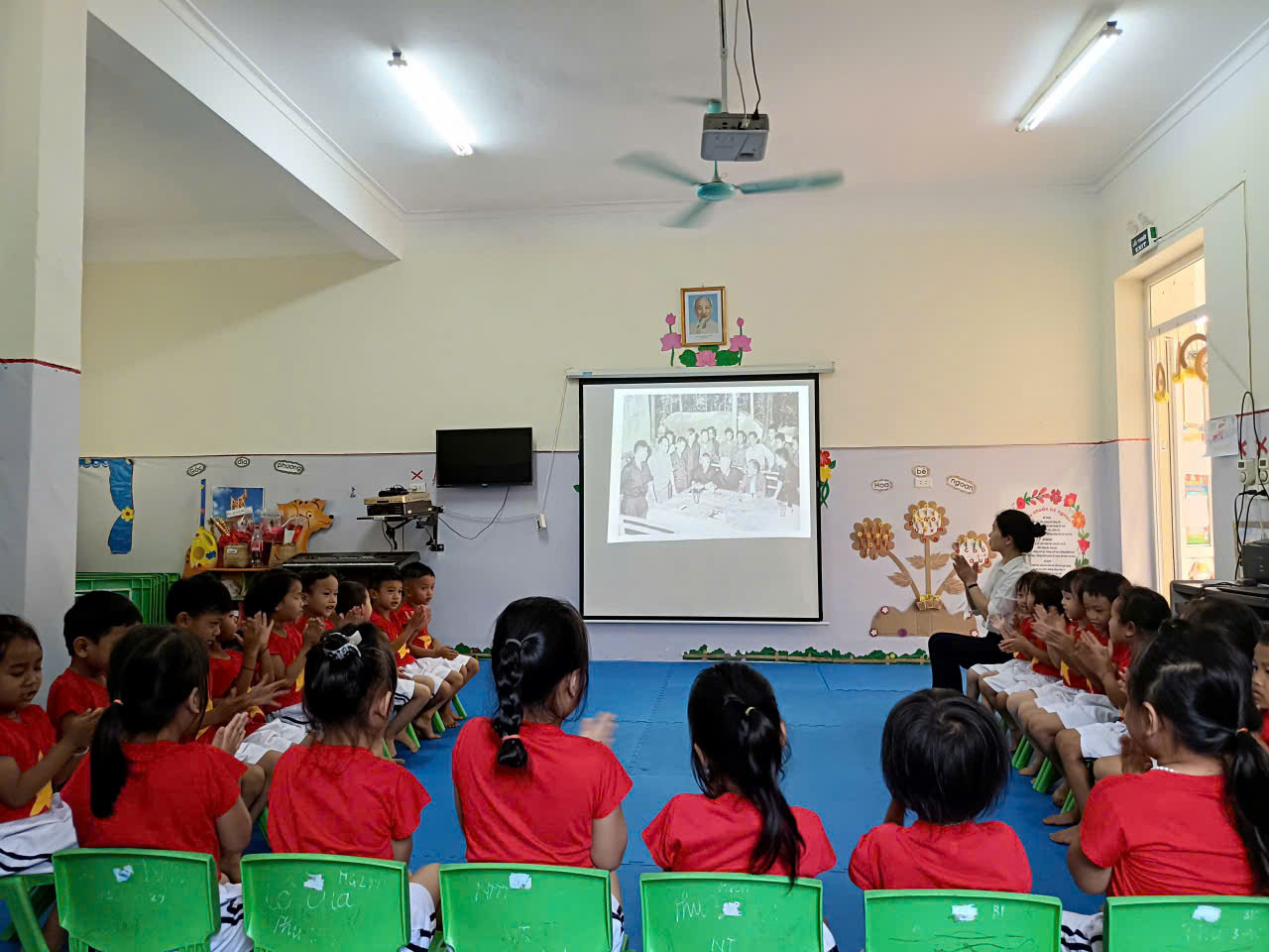 HOẠT ĐỘNG CHÀO MỪNG 30/4 VÀ 1/5/ 2025 CỦA LỚP MGG 4+5 TUỔI TRUNG TÂM