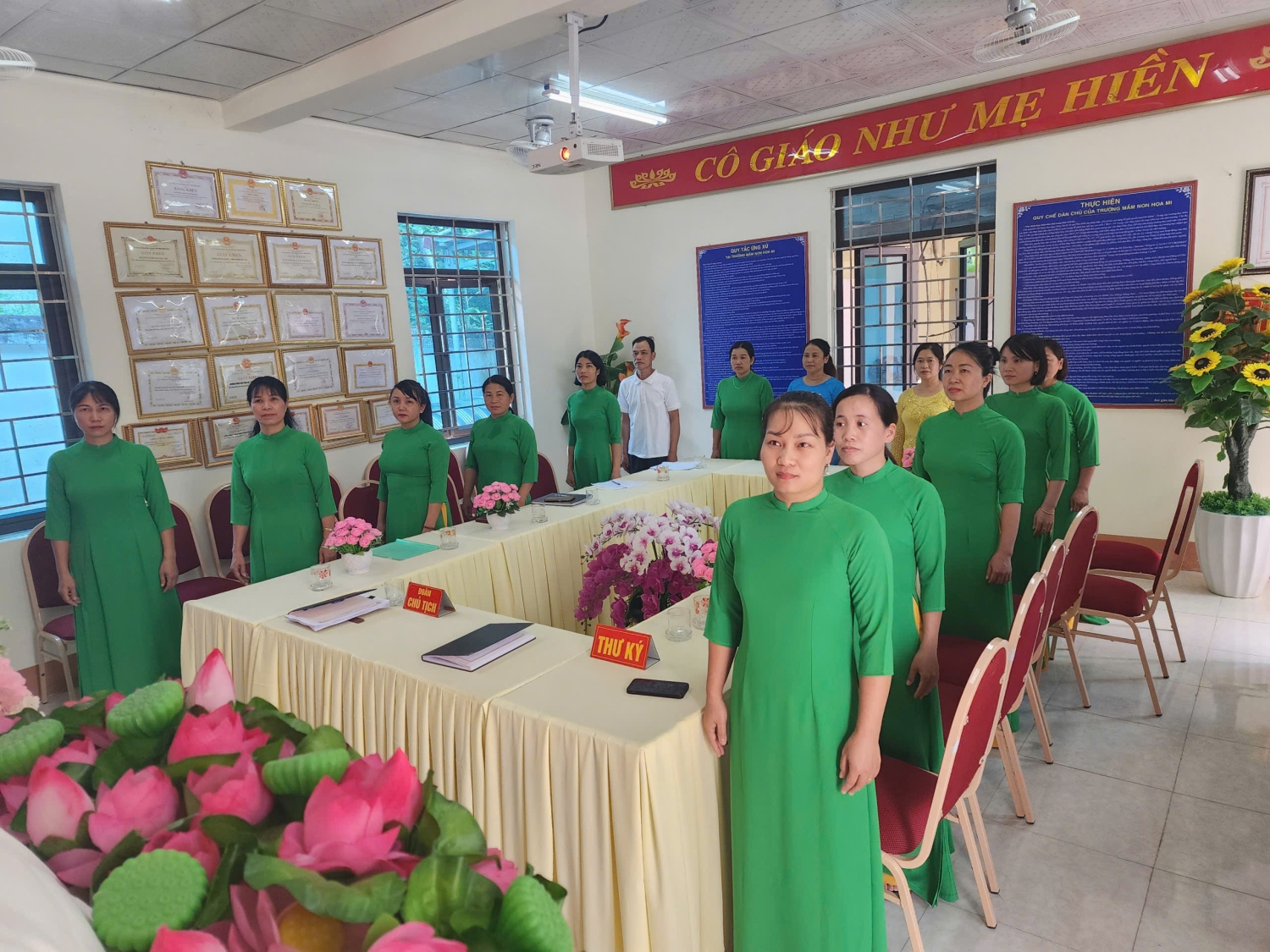 TRƯỜNG MẦM NON HỌA MI TỔ CHỨC HỘI NGHỊ VIÊN CHỨC  VÀ NGƯỜI LAO ĐỘNG NĂM HỌC 2025 – 2026