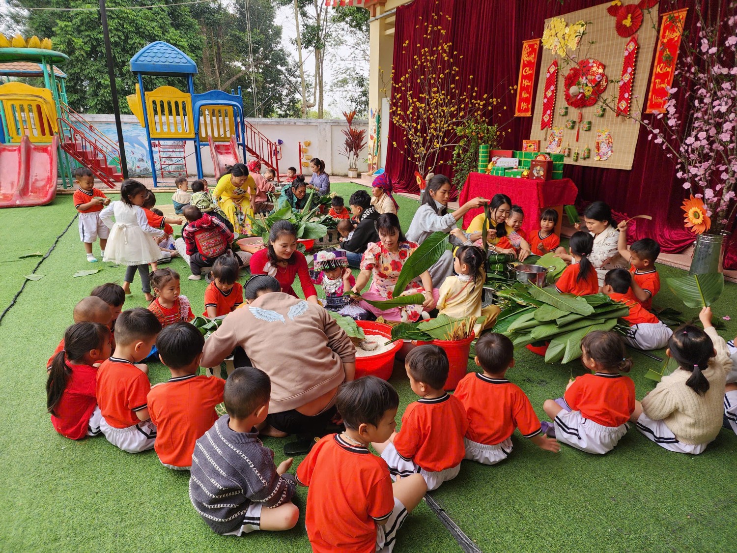 TRƯỜNG MẦM NON HỌA MI TỔ CHỨC HOẠT ĐỘNG TRẢI NGHIỆM “BÉ VUI GÓI BÁNH CHƯNG NGÀY TẾT” – XUÂN BÍNH NGỌ 2026