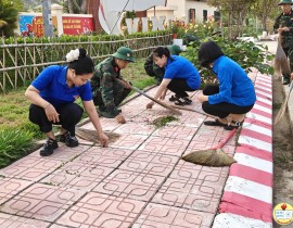 Trường mầm non Họa Mi kết hợp với đại đội 11, trung đoàn 82 thực hiện chủ nhật xanh